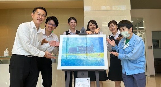 「本社エントランスで障害者アート作品を展示しています」関連画像